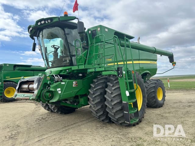 Image of John Deere S690 equipment image 1