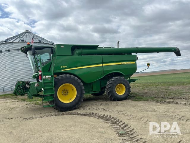 Image of John Deere S690 equipment image 2