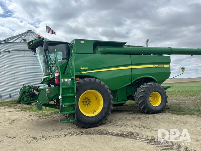 Image of John Deere S690 equipment image 1