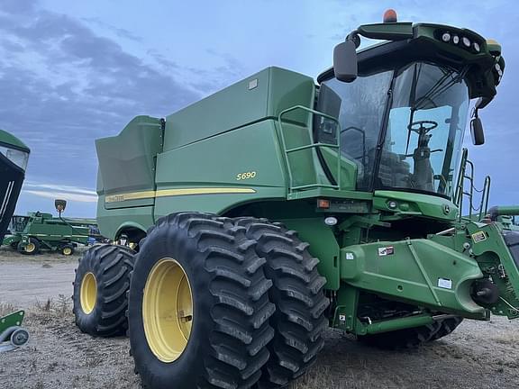 Image of John Deere S690 equipment image 1