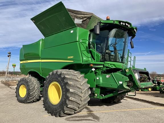 Image of John Deere S690 equipment image 1