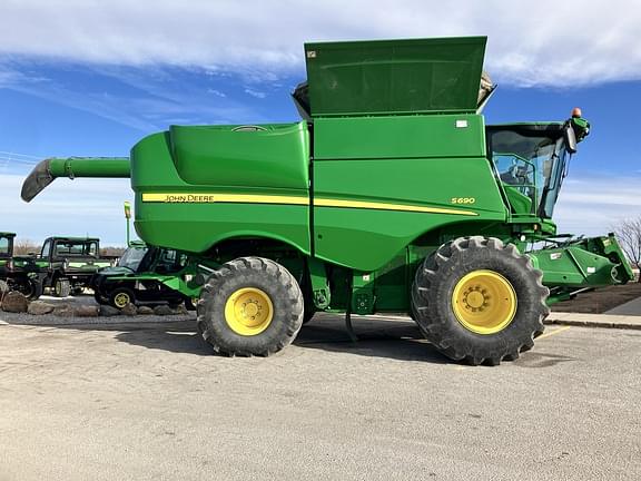 Image of John Deere S690 equipment image 2