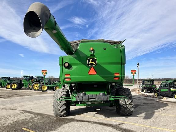 Image of John Deere S690 equipment image 4
