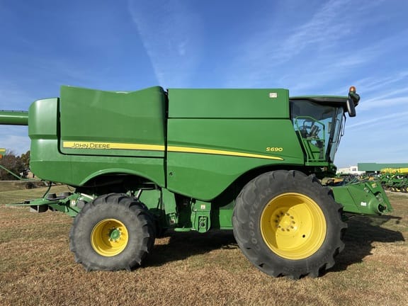 Main image John Deere S690