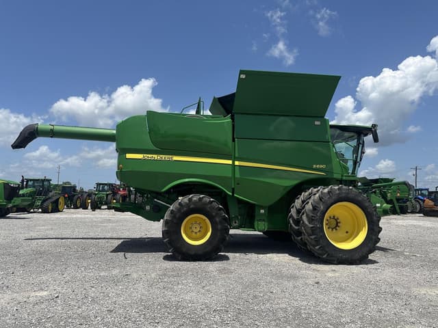 Image of John Deere S690 equipment image 1