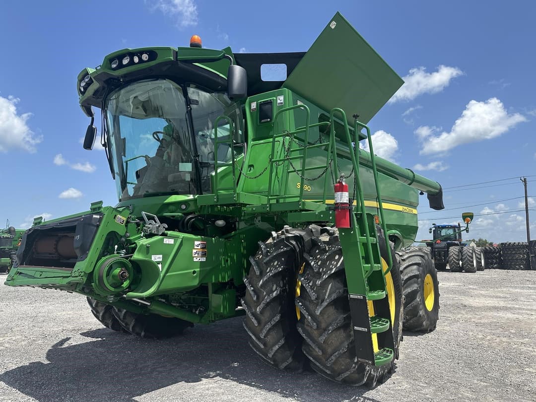 Image of John Deere S690 Primary image