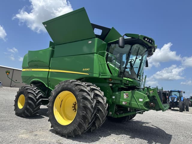 Image of John Deere S690 equipment image 3