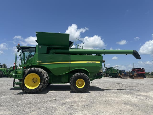 Image of John Deere S690 equipment image 1