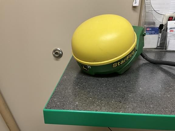 Image of John Deere StarFire 3000 equipment image 2