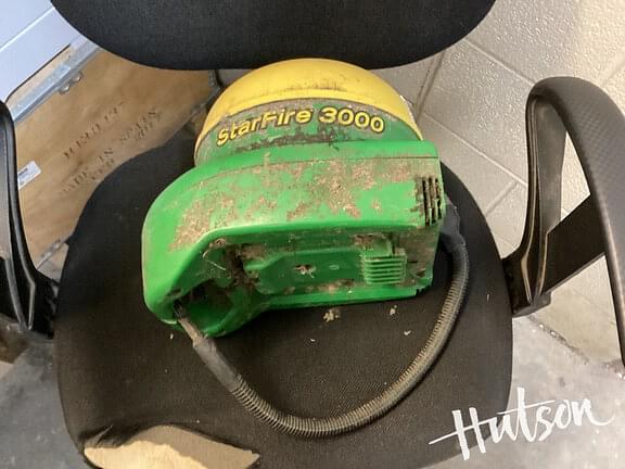 Image of John Deere StarFire 3000 equipment image 4