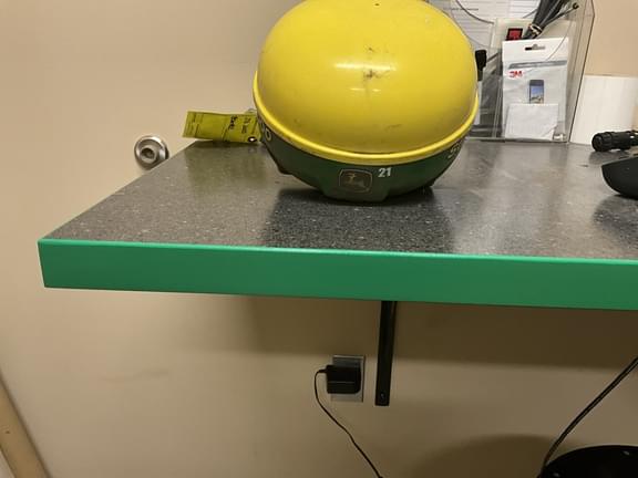 Image of John Deere StarFire 3000 equipment image 3