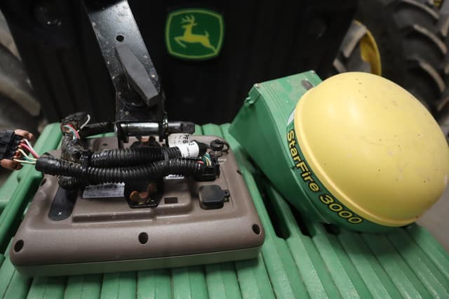 Image of John Deere StarFire 3000 equipment image 1