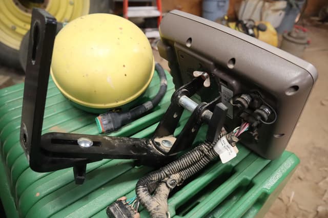 Image of John Deere StarFire 3000 equipment image 4