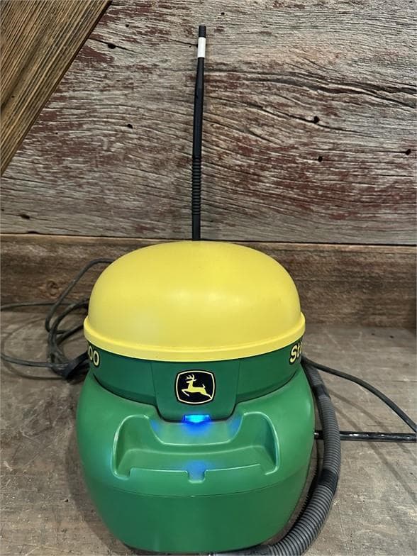 Image of John Deere StarFire 3000 equipment image 2