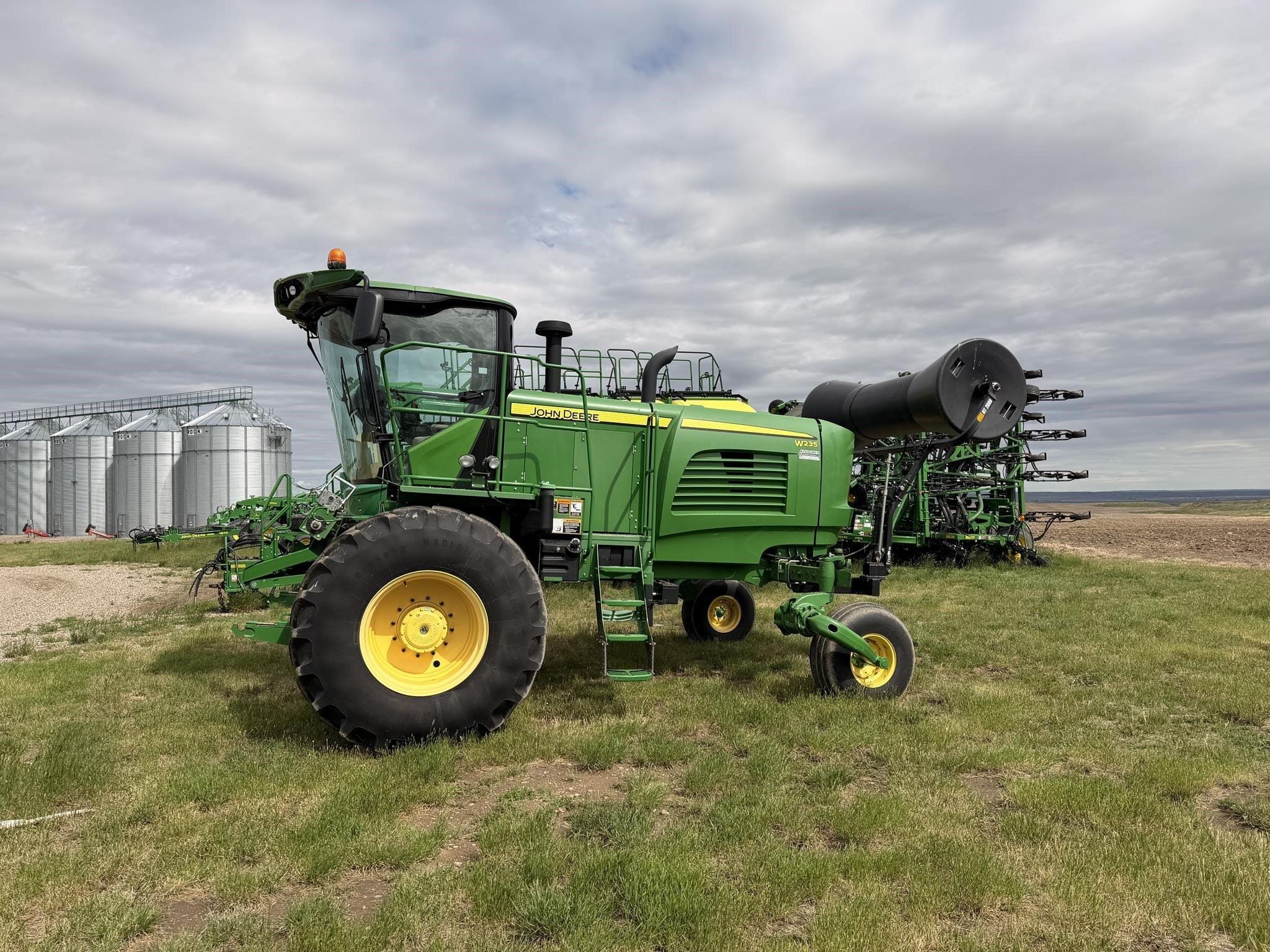 2014 John Deere W235 Equipment Image0