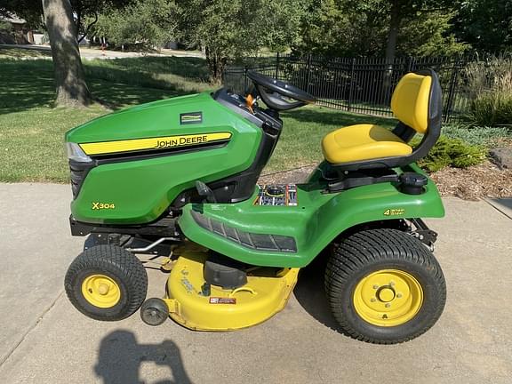 Image of John Deere X304 equipment image 4