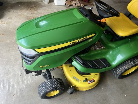 2014 John Deere X304 Equipment Image0