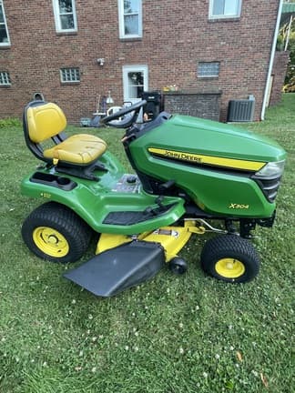 Image of John Deere X304 equipment image 1