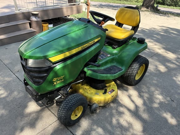 2014 John Deere X304 Equipment Image0