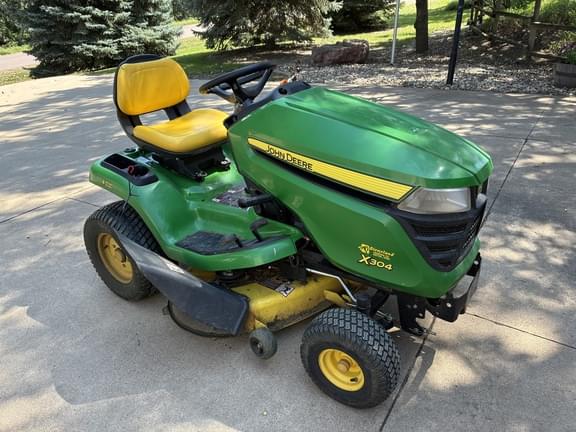 Image of John Deere X304 equipment image 3