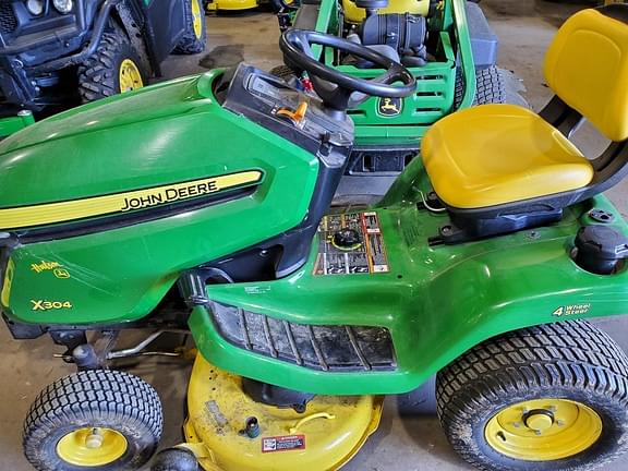 Image of John Deere X304 equipment image 1