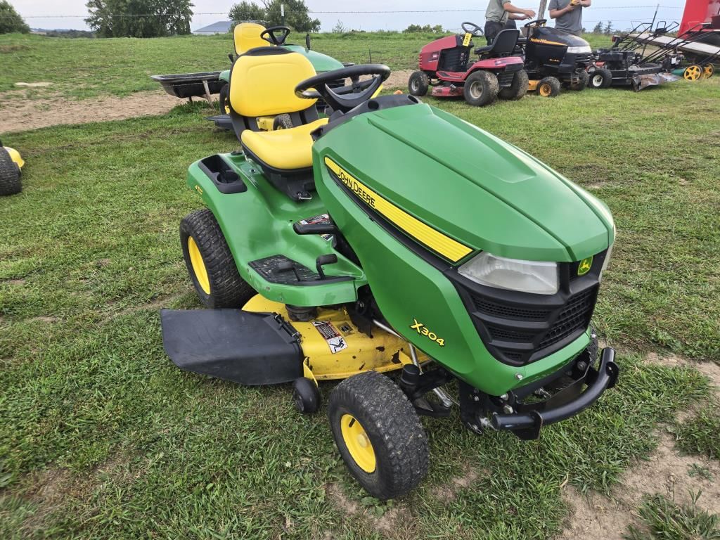 2014 John Deere X304 Equipment Image0