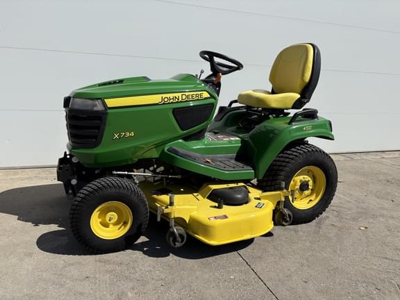 Image of John Deere X734 equipment image 1