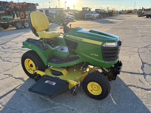 Image of John Deere X734 equipment image 3