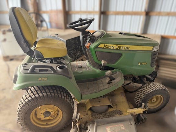 2014 John Deere X734 Equipment Image0