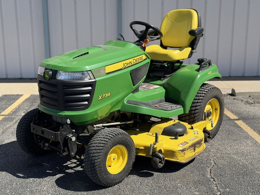 2014 John Deere X734 Equipment Image0
