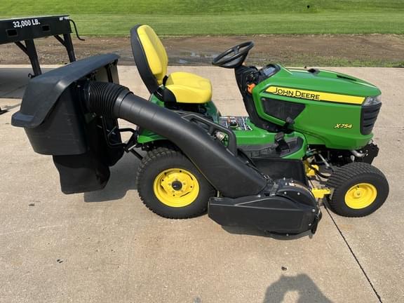 Image of John Deere X754 equipment image 3