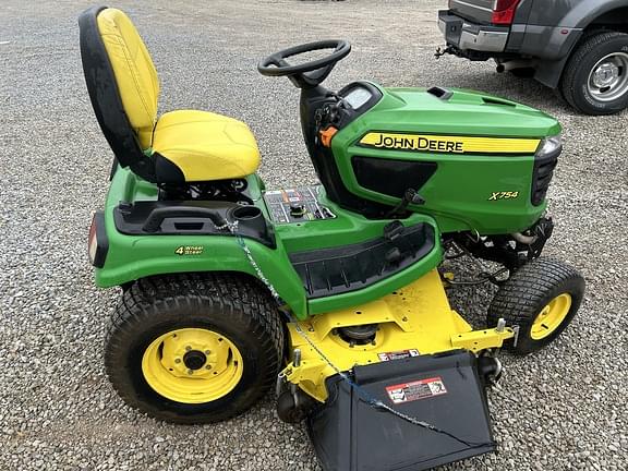 Image of John Deere X754 equipment image 3