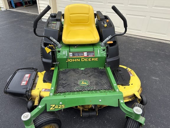 2014 John Deere Z425 Equipment Image0