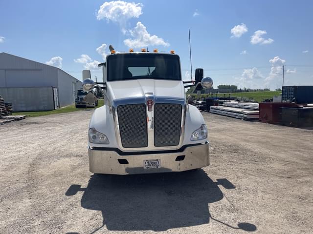 Image of Kenworth T680 equipment image 1
