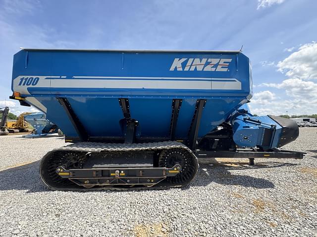 Image of Kinze 1100 equipment image 3