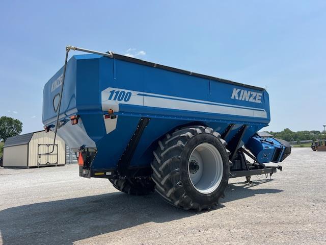 Image of Kinze 1100 equipment image 3