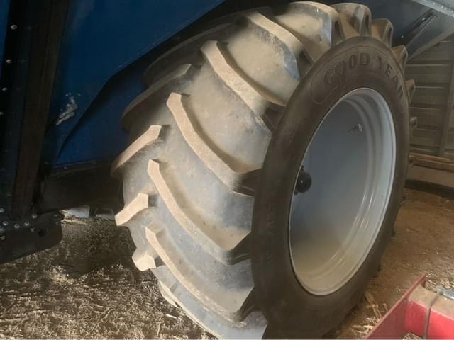 Image of Kinze 1100 equipment image 1