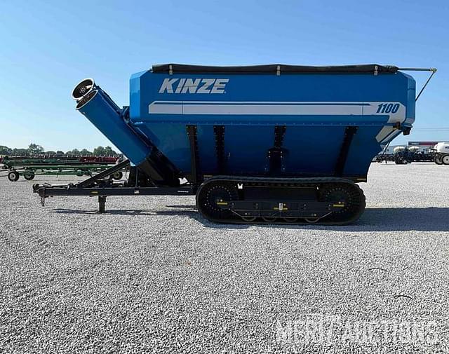 Image of Kinze 1100 equipment image 1