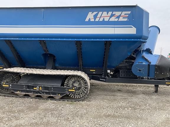 Image of Kinze 1300 equipment image 3