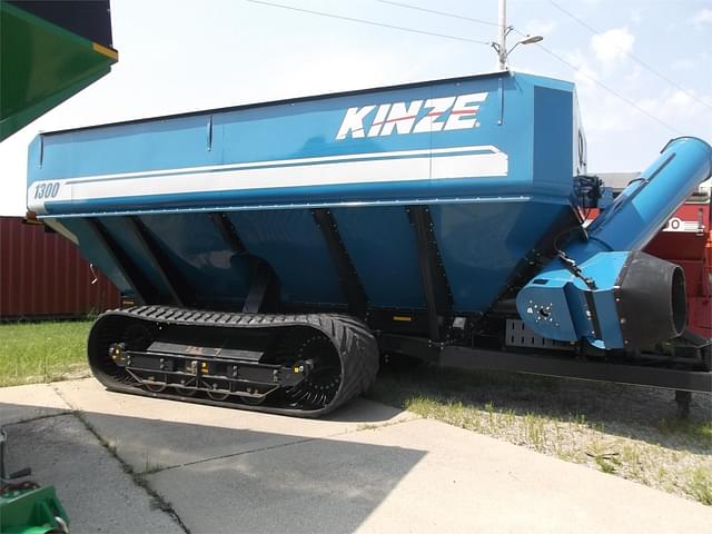 Image of Kinze 1300 equipment image 4