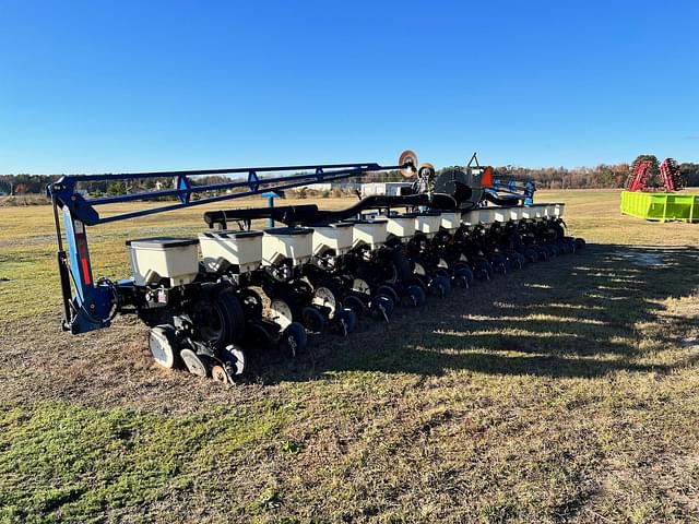 Image of Kinze 3140 equipment image 1