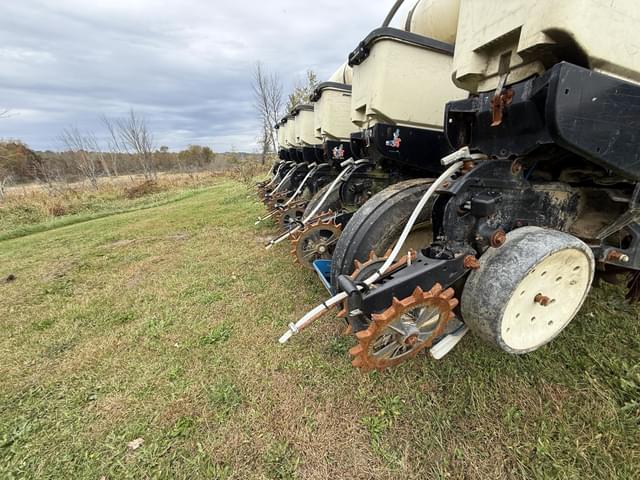 Image of Kinze 3200 equipment image 3