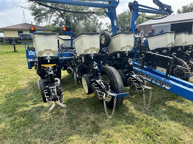 Image of Kinze 3200 equipment image 2