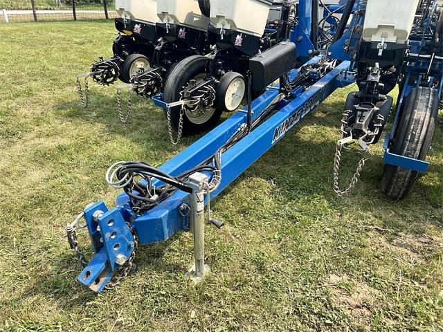 Image of Kinze 3200 equipment image 3