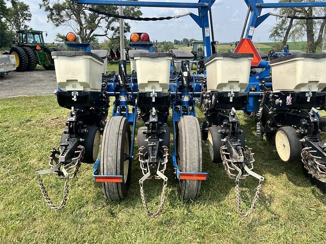 Image of Kinze 3200 equipment image 4