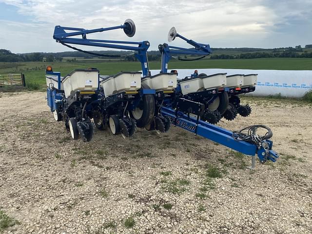 Image of Kinze 3200 equipment image 2