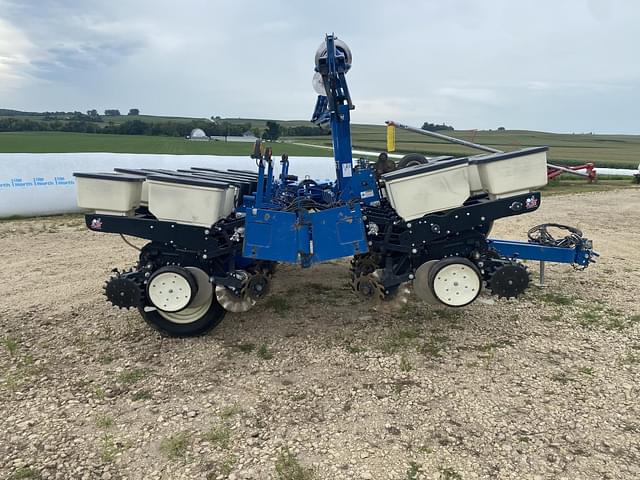 Image of Kinze 3200 equipment image 1