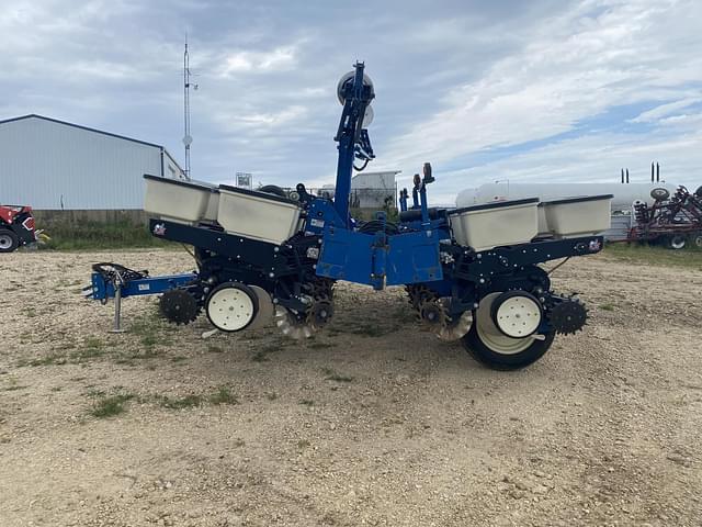 Image of Kinze 3200 equipment image 4