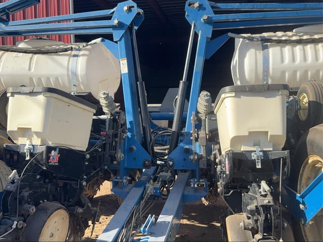 Image of Kinze 3200 equipment image 3