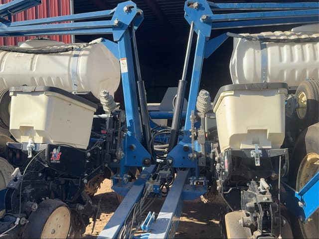 Image of Kinze 3200 equipment image 4